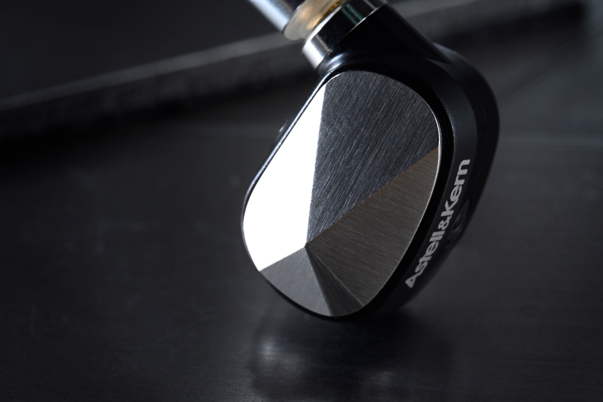 其實 Astell&Kern 與 Campfire Audio 攜手合作已不是第一次，於 2021 年已推出過聯乘作品 Solaris X，最近他們再度合作，帶來旗艦級入耳式耳機 Pathfinder，名字是「開創者」的意思。它將兩個品牌各自對聲學工程的調聲哲學及技術融合，最大的賣點是全球首款耳機採用了 Knowles 雙腔室動鐵單元，加上兩個定製的 10mm 動圈單元，務求於聲音上再次尋求突破，重新定義混合式單元耳機的標準。