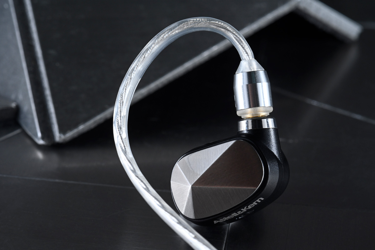 其實 Astell&Kern 與 Campfire Audio 攜手合作已不是第一次，於 2021 年已推出過聯乘作品 Solaris X，最近他們再度合作，帶來旗艦級入耳式耳機 Pathfinder，名字是「開創者」的意思。它將兩個品牌各自對聲學工程的調聲哲學及技術融合，最大的賣點是全球首款耳機採用了 Knowles 雙腔室動鐵單元，加上兩個定製的 10mm 動圈單元，務求於聲音上再次尋求突破，重新定義混合式單元耳機的標準。