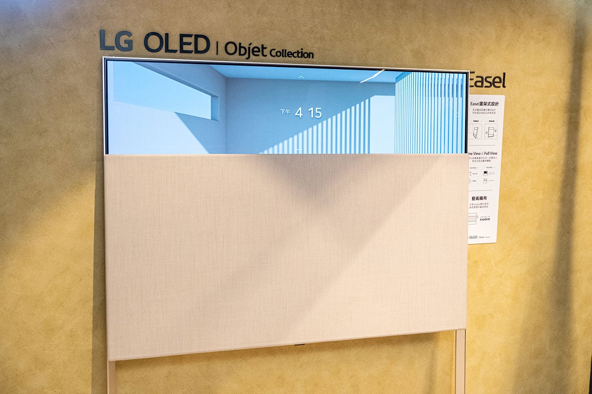 繼早前推出的 StanbyME 和 Aero Tower 兩款比較型格獨特的電視和空氣淨化風扇之後，LG 最新就帶來了 Object 系列 OLED 電視「EASEL」，主打生活品味和質素，採用了非一般傳統電視設計。機身結合了相當有質感的滑蓋式藝術蓋板以及優雅的畫架式設計，讓電視變成藝術擺設，成為時尚家居的一部分。別出心裁的金屬框架以及能夠傾斜靠於牆面的設計，也可以零間隙安裝直立在地板上，讓電視恍如掛上藝術作品的畫架一般。今次更特別邀請了丹麥頂級紡織品牌 Kvadrat 合作，為 LG EASEL 的滑蓋式蓋板精心挑選了獨一無二的面料，集美觀、耐用和聲音穿透性於一身。通過電視遙控，用家可以隨意上下滑動蓋板至橫向顯示模式（Line View）或全螢幕（Full View），前者適合顯示日期、時鐘、音頻播放器等資訊，後者則可以全畫面欣賞電影、劇集。