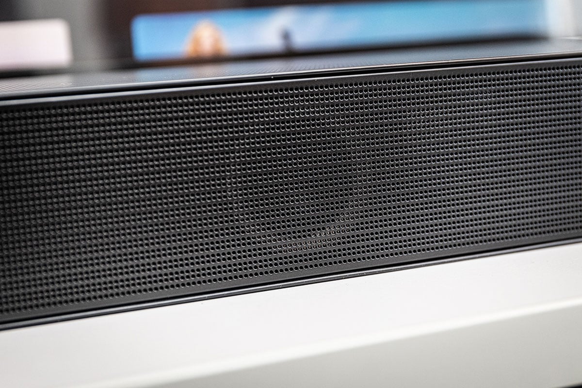 Samsung 今年推出的 Soundbar 產品相當多元化，有超纖幼方便配搭掛牆電視的 HW-S800B、有一體式設計更慳位易擺放的 HW-S60B，不過講到擁有最強聲效，就莫過於旗艦 HW-Q990B。擁有現時 Soundbar 最高規格的 11.1.4 聲道輸出，配合 Samsung 今年推出的部分高階電視型號，可以支援無線 Dolby Atmos 音效傳送，連 HDMI 都無需接駁，就享受到 3D 音效的包圍感。