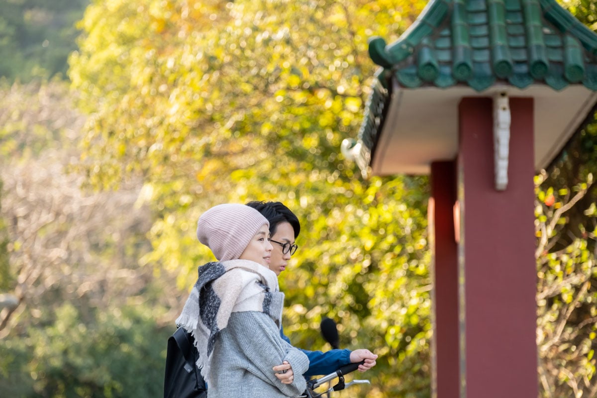 《緣路山旮旯》很難寫，因為它很善良，看得出台前幕後尤其導演都很愛香港，很多場戲猶如蓋了「我真係好撚鍾意香港」的水印，而且是一個屬於黃絲的香港（不論主角要去多山旮旯的地方，都剔除港鐵這個交通選項）。滿滿的愛，但電影不好看。