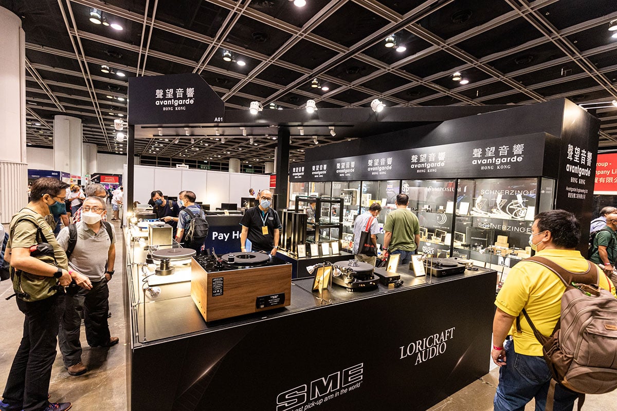 疫情下第二年的視聽展大家似乎都開始適應，依然是開場之前就大排長龍，一些傳統熱門的展區大家仍要預留時間排隊或者提早預約。今年影音示範相較往年都要少，不過現場就有 JVC 的 8K D-ILA 投影旗艦機可以親身試睇，效果幾震撼，算是一點補償。另外主打則仍是音響、Head-Fi 以及軟件三大類別，不過最特別的其中一個示範可算是通利琴行帶來的自動彈奏 STEINWAY Spirio 系列鋼琴，等於 Jason Moran、Bill Charlap 以至朗朗親身現場演奏的效果，大家試吓係咪特別好聽？
