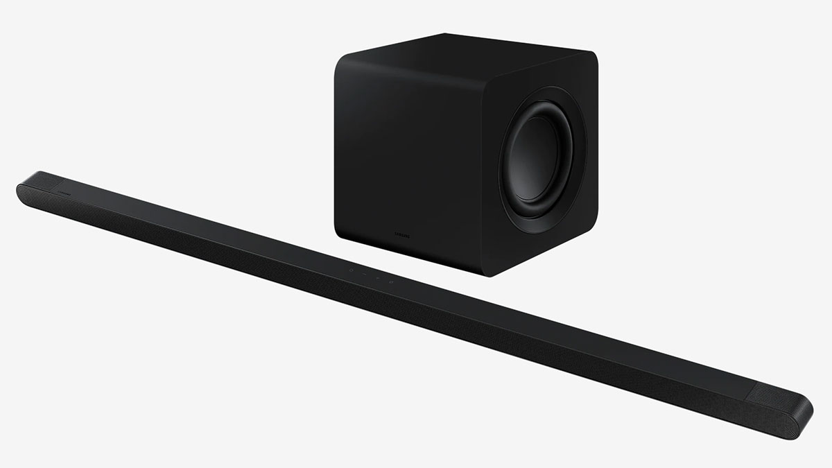 近年 Samsung 可算是其中一個最大力拓展 Soundbar 市場的品牌，之前同大家測試過的 11.1.4 聲道、支援無線 Dolby Atmos 傳輸的旗艦 HW-Q990B 固然強勁，其實 Samsung 今年的 Soundbar 系列相當多元化，由高階到入門型號、由配備無線後置到一體式設計等都有齊，對於本身就用緊 Samsung 電視、可以配合使用 Q-Symphony 功能的用家就更吸引。