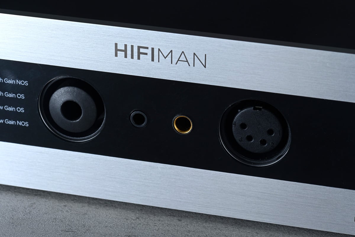 每當提到 HIFIMAN，印象最深刻是他們的平板震膜耳機或 DAP，還有天價的靜耳機系統 Shangri-La，但今次評測的主角 EF400 是一部座檯式解碼連耳擴。這類產品久久未有推出，雖然只屬中階定位，但輸出功率高達每聲道 4.4W 之多，以解碼連耳擴一體機來說，數字相當驚人了。