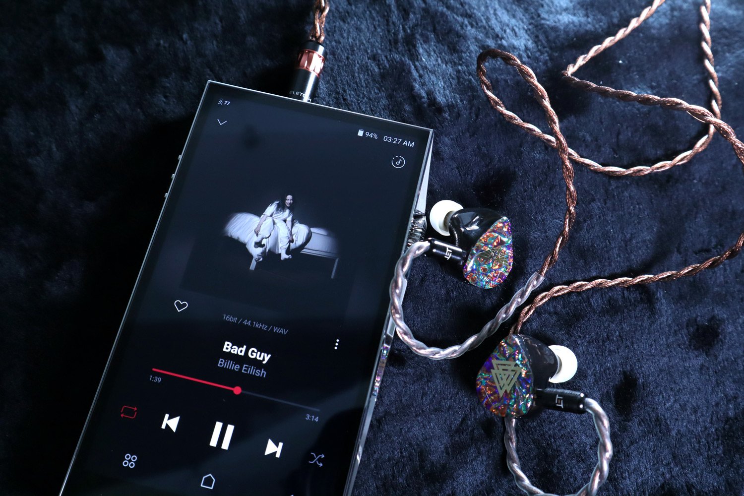 期待已久，Astell&Kern 終於宣佈推出全新旗艦 DAP 機皇 A&ultima SP3000，顯然就是 A&ultima SP2000 的後繼機款，屏幕更大，用上更優質的不鏽鋼物料，更是首次用上 6 枚 DAC 晶片之多，將數碼與模擬的解碼徹底分開處理，盡可能減少兩者的干擾。