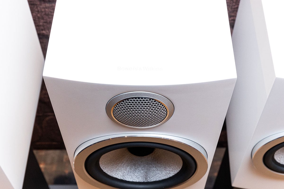 英國音響名廠 Bowers & Wilkins 最新推出的 700 S3 系列喇叭已經正式來到香港，今次新系列融入了更多來自最新旗艦 800 D4 系列的元素，包括彎曲前障板、頂置高音型號加長的陽極氧化實心高音、仿生懸掛中音架構等等，讓 700 S3 這個中階系列的音質再提升，而且提供了豐富的型號選擇。