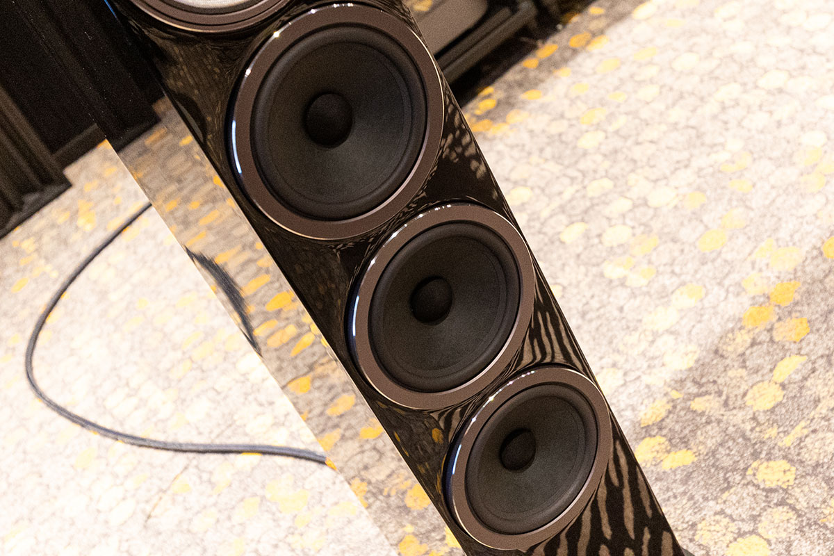 英國音響名廠 Bowers & Wilkins 最新推出的 700 S3 系列喇叭已經正式來到香港，今次新系列融入了更多來自最新旗艦 800 D4 系列的元素，包括彎曲前障板、頂置高音型號加長的陽極氧化實心高音、仿生懸掛中音架構等等，讓 700 S3 這個中階系列的音質再提升，而且提供了豐富的型號選擇。