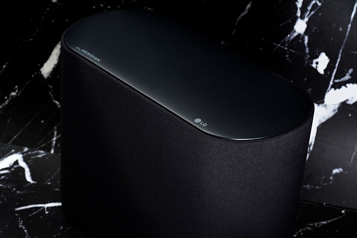 大家常見具備真正 Dolby Atmos 音效輸出的 Soundbar 體型都偏大，比較難在小空間使用；而小型 Soundbar 則普遍要犠牲音質，不支援 3D 音效，也缺少震撼低頻。LG Eclair QP5 則以小巧設計內置天花聲道單元，配合獨立超低音喇叭，提供了真正 Dolby Atmos 3.1.2 聲道輸出，無論睇戲、煲劇、聽歌，讓空間有限的用家也可以來一次音效大升級。