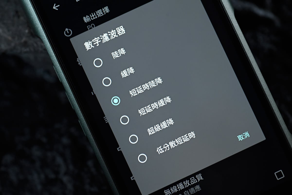 Shanling 最經典的 M6 系列加推升級版，今次命名為 M6 Ultra，與去年的 M6 Pro 2021 年版有很大的改變，給人脫胎換骨之感。它換上由 AKM 出品的 AK4493SEQ 解碼晶片，外殼更採用 Unibody 一體化設計，以整塊鋁合金經 CNC 切割而成，裡裡外外都充滿著旗艦機的味道，將 M6 Ultra 塑造成新一代中階 DAP 的好選擇。