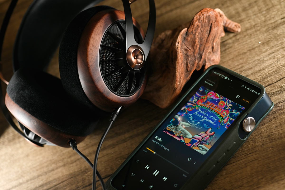 近年 Meze Audio 每次有新產品推出，例如 Empyrean、Elite 和 Liric 都會成為吸引眼球的焦點，今次 109 Pro 亦不例外，是品牌首款開放式動圈耳筒，採用了自家研發的 50mm 動圈單元，屬開放式結構，擁有從容不迫的聲底，是相當適合晚上使用的耳機，透過聽音樂來放鬆自己。