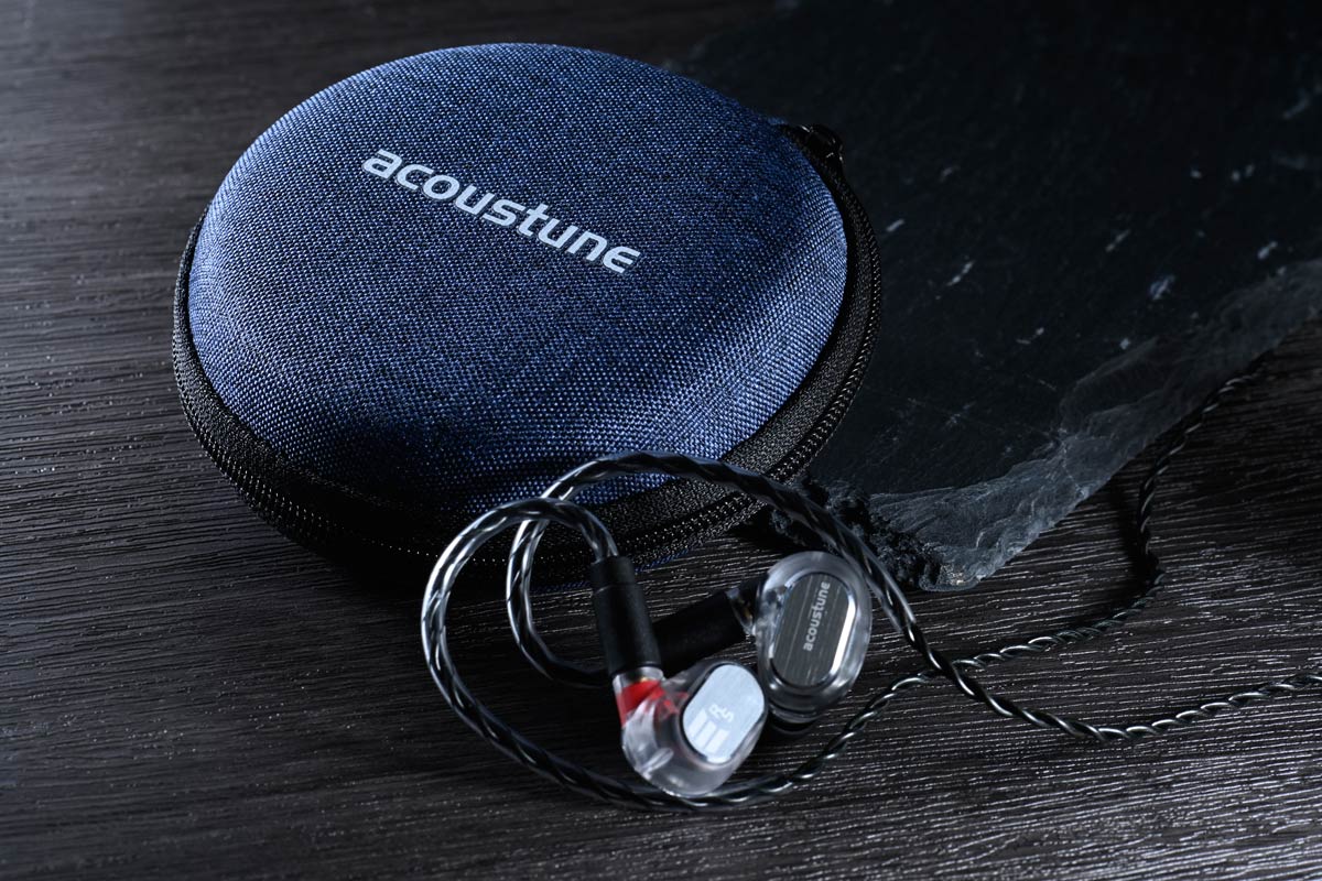 Acoustune 在去年尾推出 RS 監聽系列耳機，繼 RS One 之後，近日有新成員誕生，名為 RS Three。它的出現，不是用來取代 RS One，廠方說兩者定位是不同的，RS One 主打舞台演出而設，而 RS Three 就給錄音室或後期製作使用。