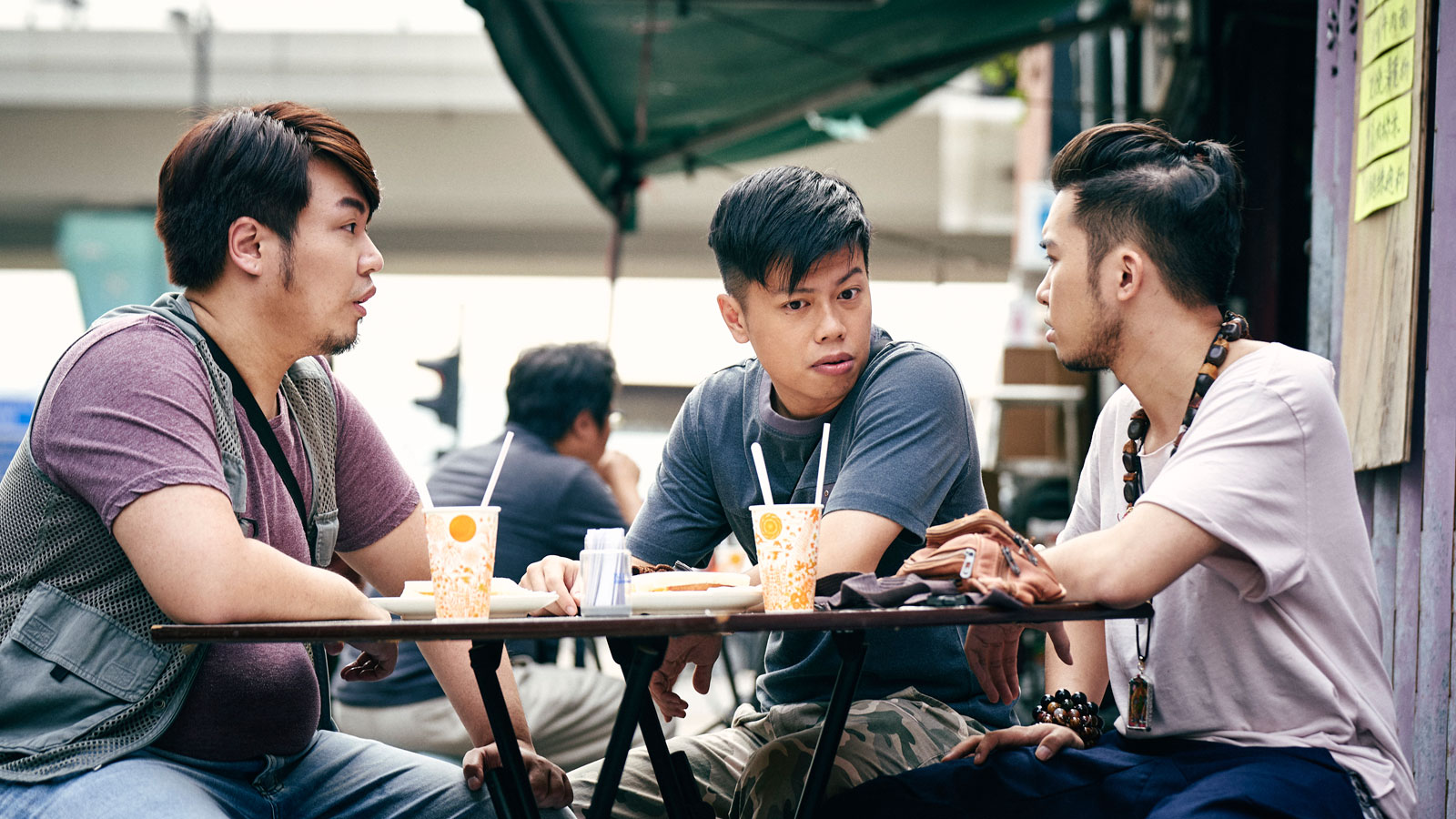 香港除了兩餸飯興起，三段式鬼片也接連有兩部公映。《失衡凶間》是「偽鬼片」，搞一大輪最後沒有鬼。《猛鬼 3 寶》是貨真價實的鬼片，真的有鬼，這是港產片還有自由拍攝的題材，全因放棄大陸市場。
香港鬼片源遠流長，得助這裡中西文化交匯，兩方的鬼共冶一爐，神父驅魔與茅山師傅作法可以共存；鬼片又能與時並進，加入科技元素，如虛擬網絡世界產生的鬼。
以系列形式出現的鬼片，最長情的是《陰陽路》系列，1997 年首次出現，一直拍到 2003 年，共拍了 19 集（2017 年邱禮濤拍了《常在你左右》，紀念《陰陽路》20 周年），當中不少採用多部短片組合而成，後期有些作品以網絡電影形式推出，或直接發行影碟，水準參差。2013 年有《李碧華鬼魅系列》，分為《迷離夜》及《奇幻夜》，也是多段故事的形式。
因為商業原因，香港有鬼鬼片產量大不如前，近年令人印象較深刻的是《救殭清道夫》和《今晚打喪屍》，或近期一點的《鬼同你住》，票房都不太理想。
說了這麼多題外話，無非想說，香港有鬼鬼片買少見少，堅持開拍的投資者都需要有莫大的勇氣。