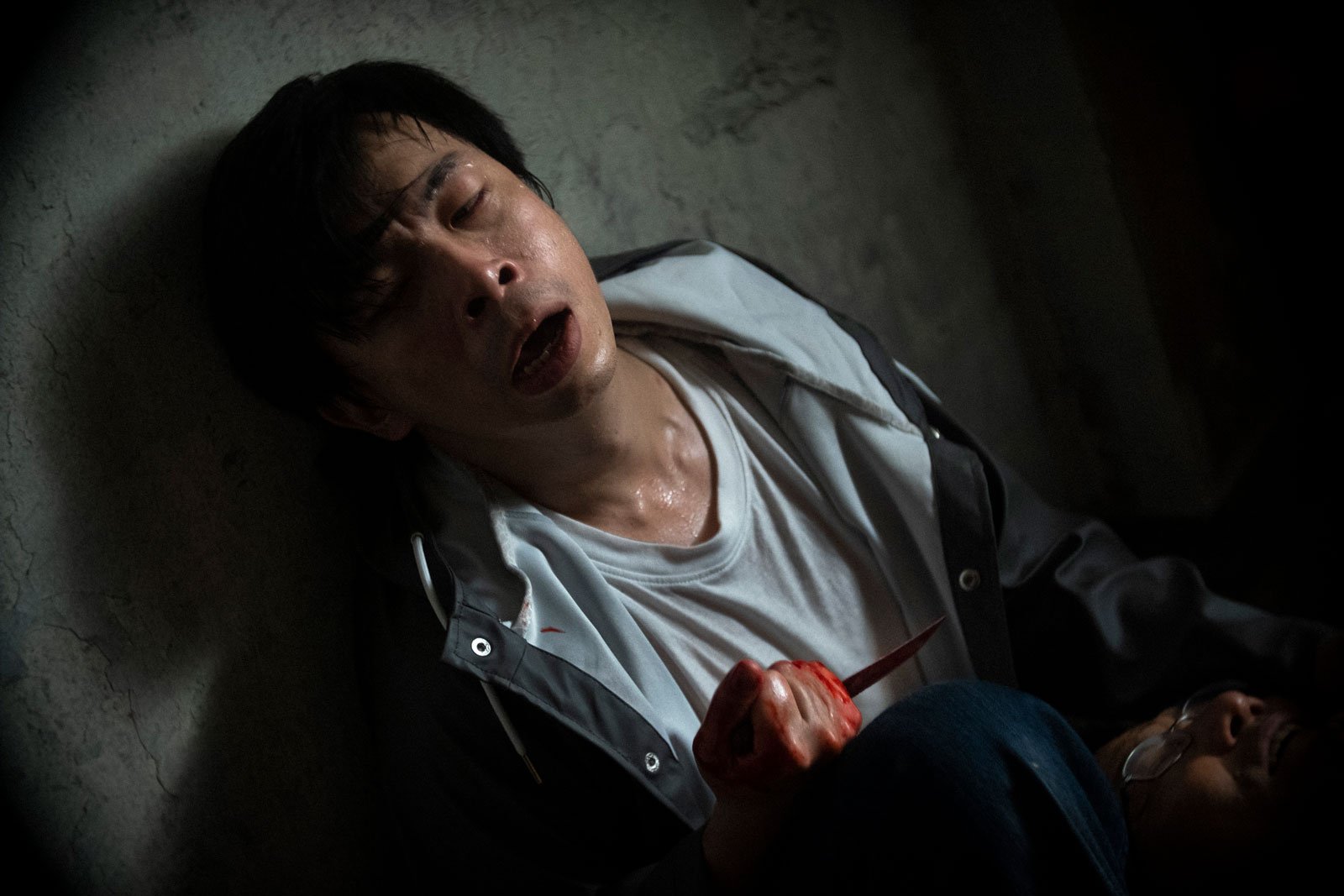 執筆之際，《正義迴廊》（以下簡稱《正》）開畫一星期，票房超越 500 萬，穩步上升，坊間好評不絕，以一部有血腥暴力場面的三級片來說，反應理想。我衷心希望這部電影成功，面對創作空間收窄，香港電影更需要多元化，在夾縫之間尋找出路。
這是導演何爵天首部長片，立意很清晰，是要拍一部充滿話題性的作品。網絡上找到很多稱讚這部片的評論，我也很清楚大眾喜歡這部片的理由，事實上它也有很多太容易被喜歡的原因，例如導演用了破格的手法拍攝審訊過程、它令人反思「正義」是什麼、演員表現突出等等。
我非常同意《正》的演員很出色，起用了很多眼熟但在電影圈知名度未必很高的演員，最重要的兩位主角楊偉倫和麥沛東來自劇場。演員們的「整體合作演出」是近年最佳的。
主題改編自 2013 年轟動的大角咀弒親兇殺案，首被告將父母殺死並肢解，同案有另一名智商較低的被告被起訴，結果首被告罪名成立，次被告謀殺罪名不成立。案件最具戲劇性的地方，是網上可以找到幾段兩位被告的片段，感覺距離感較近。
我看了《正》片 3 次，包括香港國際電影節的首映和之後的優先場。作為一個偏愛看關於法律和公義題材電影的我，坦白說，我不太喜歡這部電影。