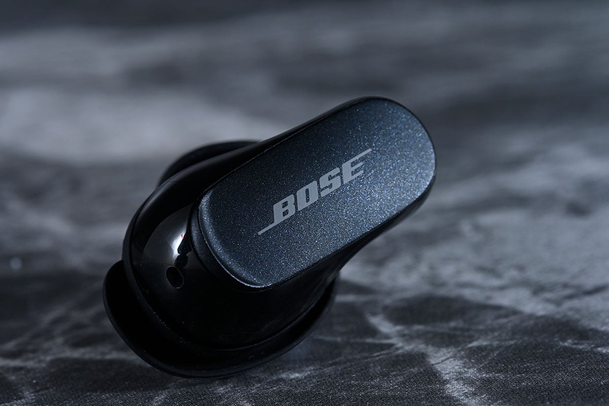 Bose QuietComfort Earbuds 第一代的消噪及音質表現已經相當出色，今次 QuietComfort Earbuds II 大幅瘦身之下，反而消噪、音質以至電量都再有提升，表現好有驚喜。尤其消噪效果可說是現時真無線耳機當中的最強選擇，而更立體、細緻和均衡的音色，無論應付流行曲或者純音樂都游刃有餘，可算是二千元價位其中一款最佳的主動式消噪真無線耳機。
