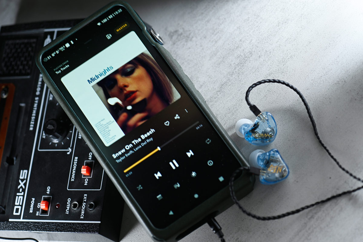 本地音響品牌 AROMA Audio 一直致力研發不同客群的產品，不單止照顧「發燒」級玩家，最新的兩款耳機 Jam 和 Neo，是與 JamintheRoom 獨立音樂品牌合作推出，根據眾多本地音樂人試聽及討論後的要求進行調聲，成就了為音樂人而誕生的耳機。