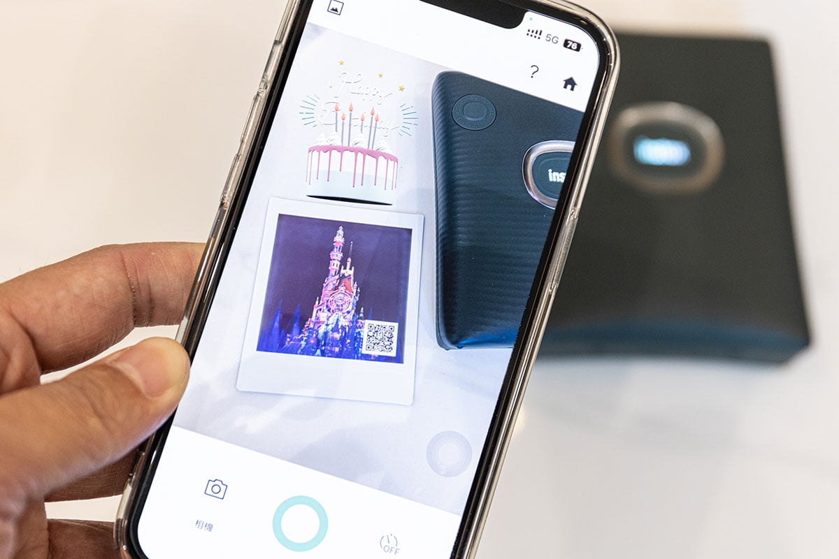 Fujifilm 近年的 instax 系列即影即有相機以及無線相片打印機都相當受歡迎，今次就最新帶來了 instax SQUARE Link。尺寸是 instax mini 打印機的 1.5 倍，可以將智能手機儲存的影像打印到方形菲林上。今次新機更將 AR 效果與 instax 打印相結合，為影像添加擴增實境功能。