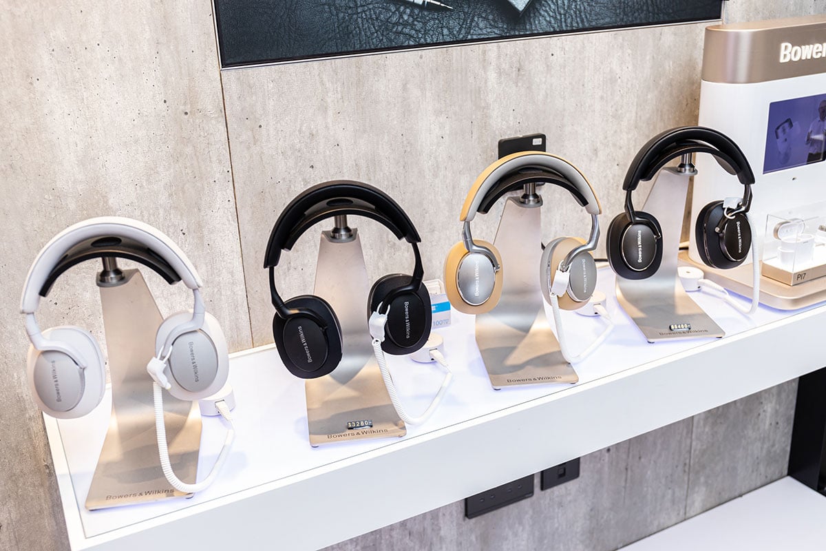 Sound United 位於尖沙咀海港城的體驗店最近轉陣迎來了不少新產品，包括新的 Marantz 專區，設置了最新的 Hi-Fi 及 AV 產品可以試聽，也有 B&W 最新的頭戴式藍牙耳機，店面也換上 B&W 旗艦鸚鵡螺座地喇叭，可算是最獨特又尊貴的裝潢。