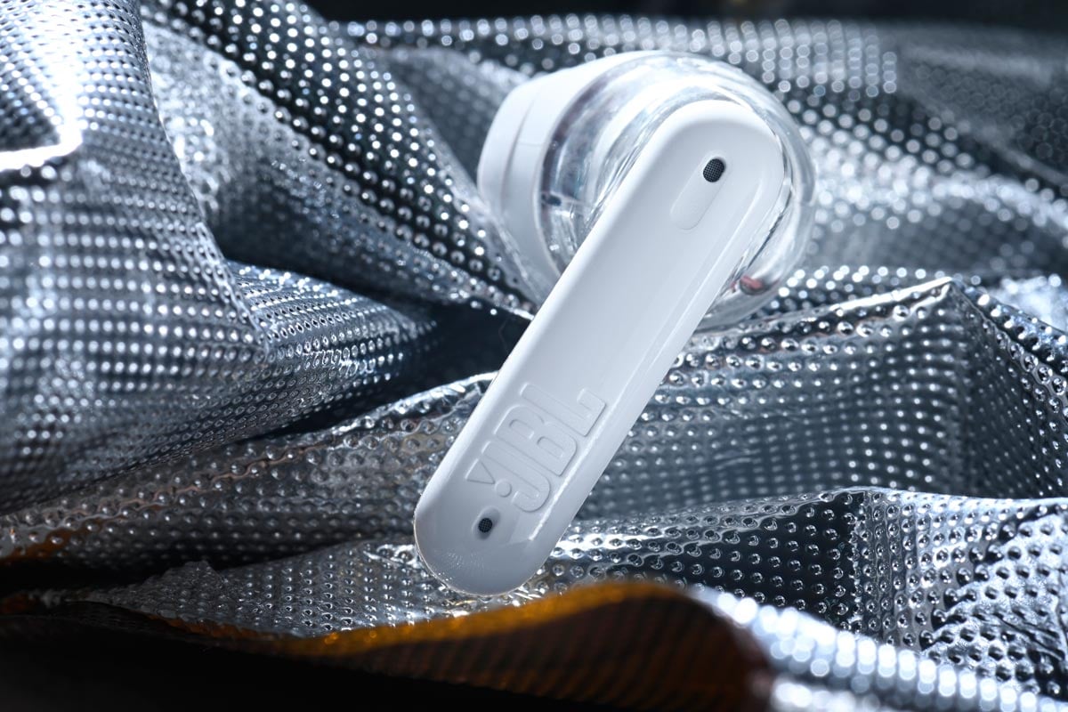 真無線耳機方便，真無線耳機抵買，真無線耳機音色不俗，但老老實實，說真無線耳機的外形正到無論的實在聞所未聞。JBL Tune Flex Ghost Edition，在真無線耳機上玩透明感，想一下當年，不就是 Harmon Kardon 水母喇叭的套路嗎？美醜是主觀概念，但筆者還是嘗試客觀地作考慮，結論是，JBL Tune Flex Ghost Edition，買樣我都願！