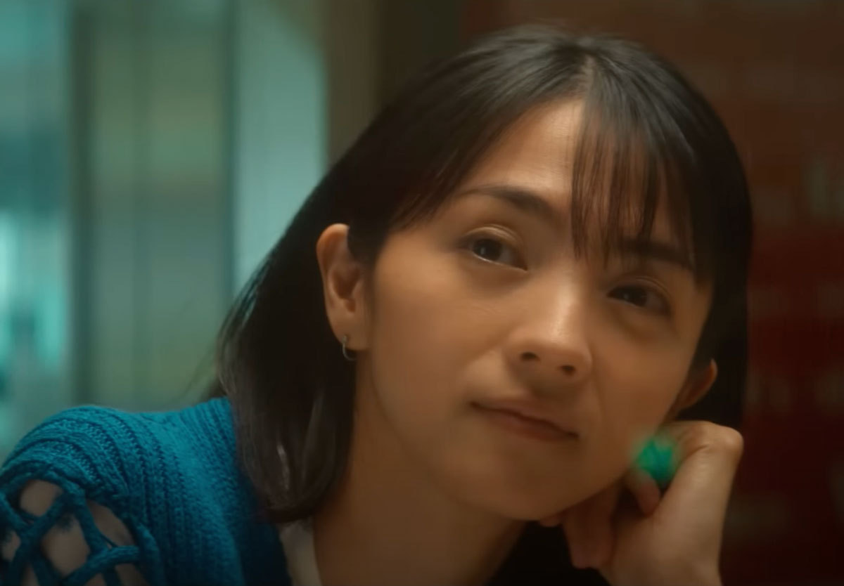 宇多田光 1999 年發行〈First Love〉，隔了差不多二十年，2018 年發行〈初戀〉，Netflix 這齣《First Love 初戀》就是受這兩首歌啟發而創作的影集。全劇共九集，大部分在北海道取景，結局在冰島，不乏冰天雪地的場面。在北半球的冬天上架，觀眾窩在家中，不管窗外有沒有下雪，只要天氣夠冷，生活有點遺憾，有過點點難以忘懷的人和事，看這齣還是很有情調的（大前提是你最好不要太年輕，在 1999 年宇多田光唱〈First Love〉時，你已戀愛了或至少有暗戀的對象）。