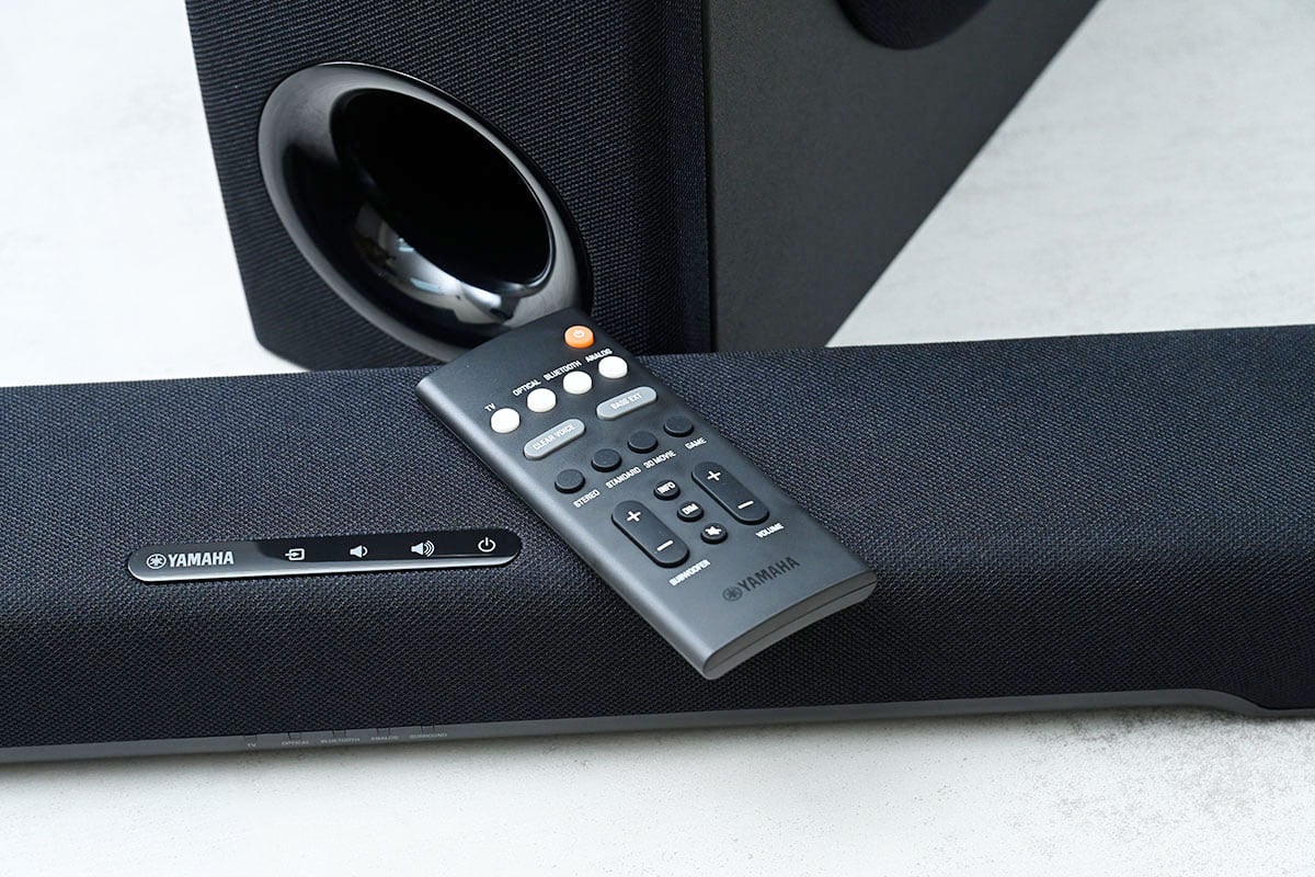 Yamaha 的 Soundbar 系列一向都相當受歡迎，而且由入門到高階的選擇都豐富齊全。今次最新推出的 SR-C30A 短身 Soundbar 長度只有 60cm，配搭薄身設計的無線超低音，相當適合空間有限的用家，也迎合了現時多時間留家娛樂的需要。雖然屬於入門系列，但 SR-C30A 的表現甚至不輸標準尺寸的 Soundbar，效果幾有驚喜。