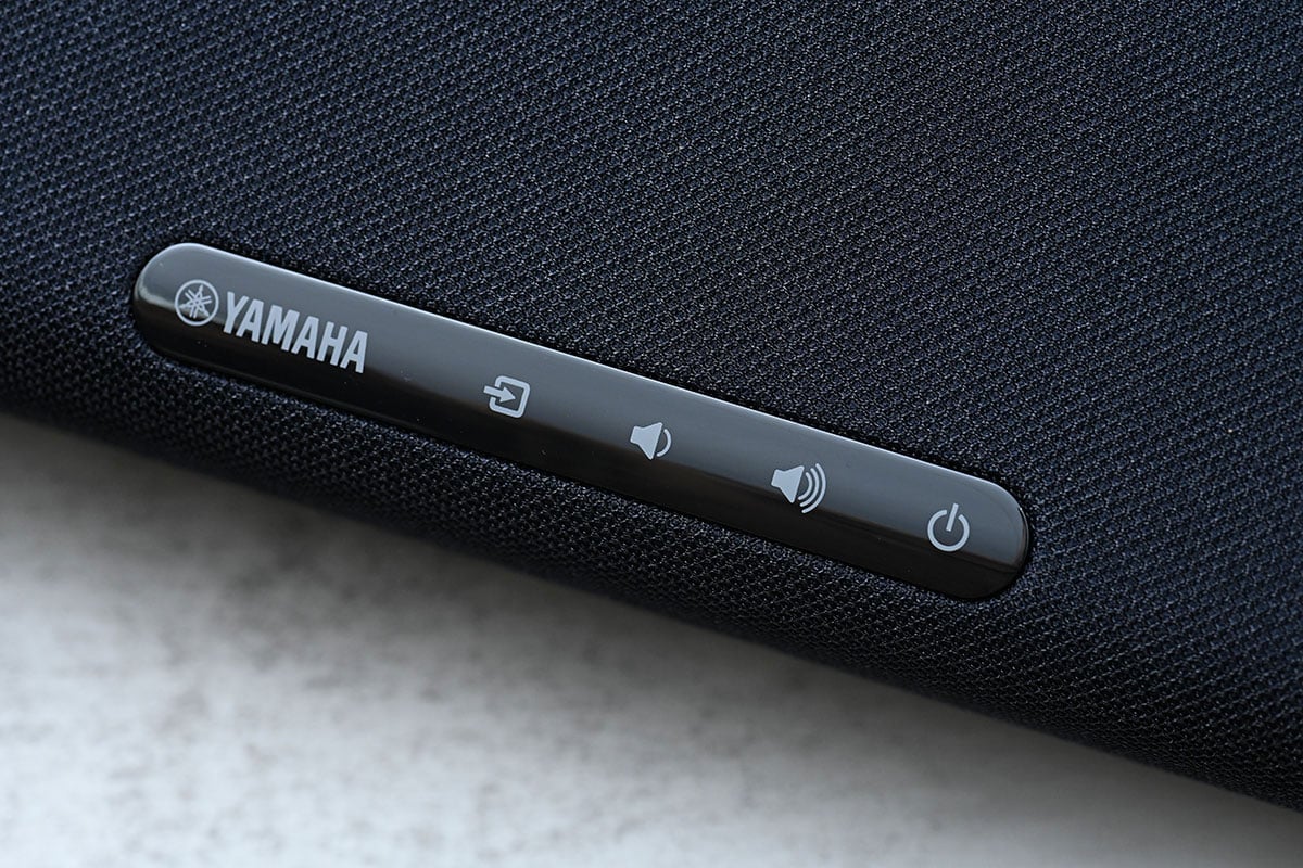 Yamaha 的 Soundbar 系列一向都相當受歡迎，而且由入門到高階的選擇都豐富齊全。今次最新推出的 SR-C30A 短身 Soundbar 長度只有 60cm，配搭薄身設計的無線超低音，相當適合空間有限的用家，也迎合了現時多時間留家娛樂的需要。雖然屬於入門系列，但 SR-C30A 的表現甚至不輸標準尺寸的 Soundbar，效果幾有驚喜。