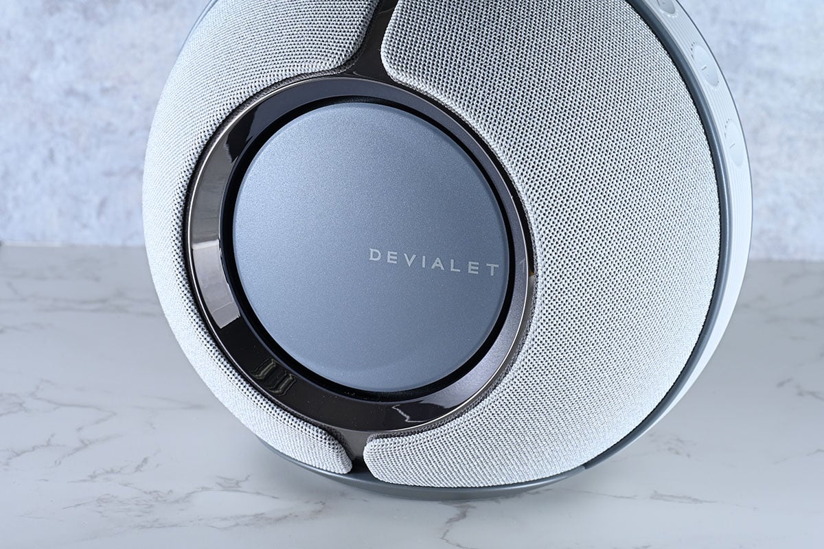 法國音響名廠 Devialet 推出的 Phantom 系列喇叭設計獨特，讓人印象深刻。今次最新推出的 Devialet Mania 外形也相當特別，延續了 Phantom 系列標誌性的設計，提供了黑色和灰色兩種選擇，此外還有 Opéra de Paris 巴黎歌劇院版以 24K 純金點綴。喇叭內置了 4 組鋁製全頻單元以及兩側 2 組 push-push 低音單元，分別以 25W × 4 及 38W × 2 的 Class D 放大驅動，頻率響應由 30Hz 至 20kHz，最高音量輸出可達 95dB SPL。採用了 360 度發聲設計並且配備 ASC - Active Stereo Calibration 立體聲主動調校，根據所處環境來自動提升聲音呈現效果。內置了藍牙及 Wi-Fi，支援 Spotify Connect 及 AirPlay 2。Devialet Mania 也是品牌首款便攜喇叭，內置 3,200mAh 充電池，最長可達 10 小時播放時間。喇叭通過 USB-C 充電，並支援 12V/2.5A 的 PD 快充，還具備 IPX4 防潑水設計。新機售價為 $6,990 至 $8,490。