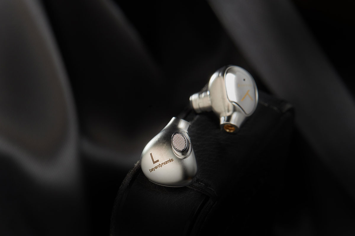 要數經典耳機品牌，將動圈單元帶入耳機的 Beyerdynamic 絕對佔一席位；而要數經典耳機型號，Beyerdynamic 推出的 Xelento 也是絕對要提到的其中一款。今次最新推出的 Xelento Remote（2nd Gen）第二代的入耳式耳機，採用了 Tesla.11 的 11mm Tesla 動圈單元，提供了極高的效能、動態及細節，加上 Beyerdynamic 功力深厚的專業調聲，讓 Xelento Remote（2nd Gen）成為萬元以下價位，其中一款最值得一試的入耳式耳機。