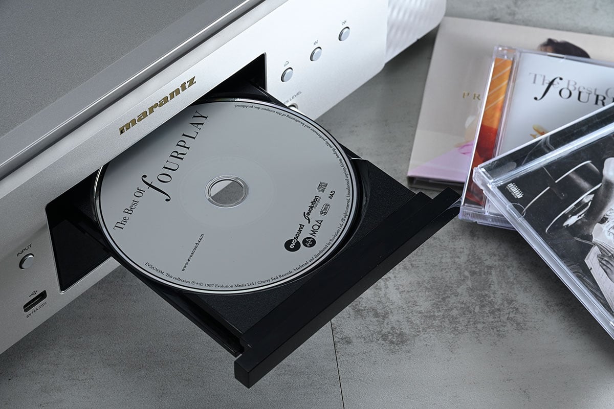 近年除了黑膠持續增長之外，CD 也有復蘇趨勢。雖然音樂串流已經成為主流，不過依然有不少 CD 的擁躉。Marantz 推出的這款 CD60 可說是專為入門至中階的升級用家而設，採用了 Marantz 新一代機款的「Modern Musical Luxury」設計，第一眼望上去甚至有點高階系列的感覺，與 MODEL 40n 更可說是絕配。