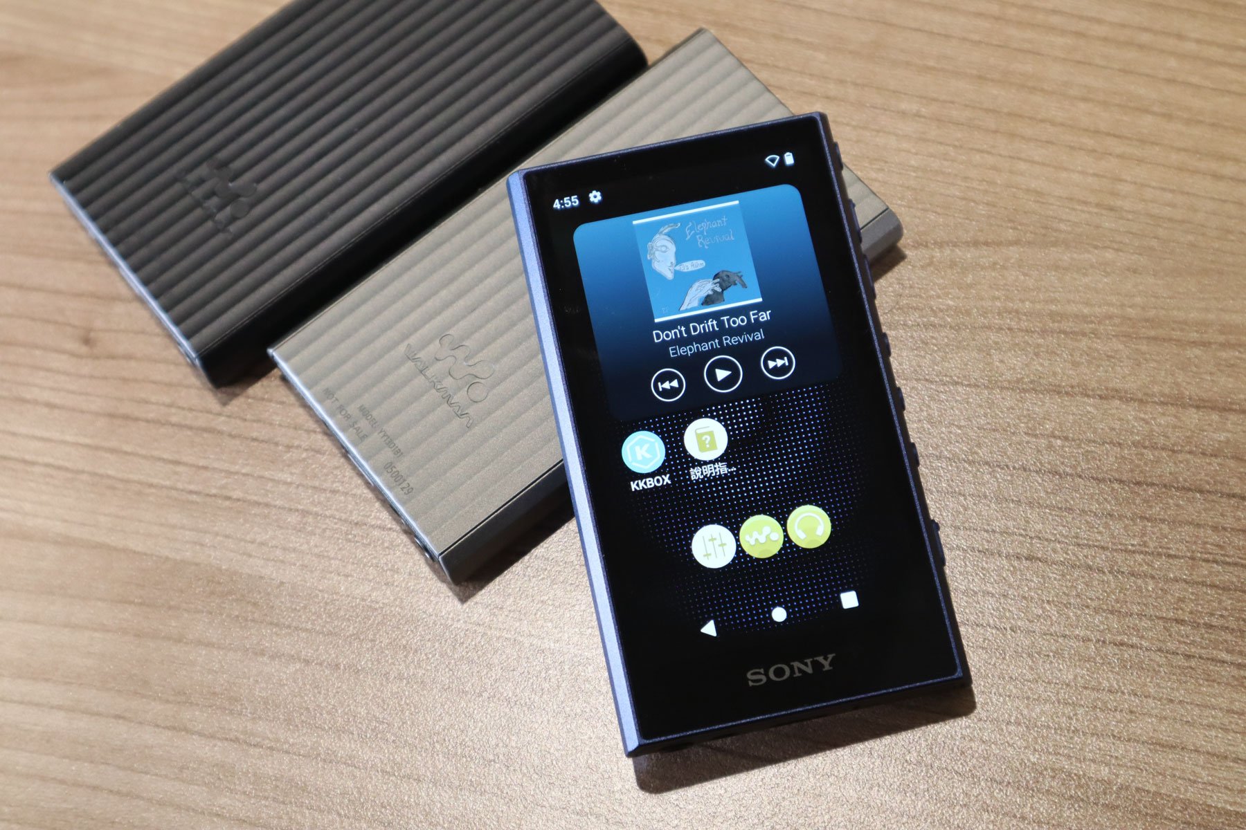 Sony 繼去年初推出高階的 Signature Walkman 播放器 NW-WM1ZM2（新金磚）和 NW-WM1AM2（新黑磚）之後，近日推出兩款 Walkman 播放器，分別是中高階的 NW-ZX707 和低階的 NW-A306。