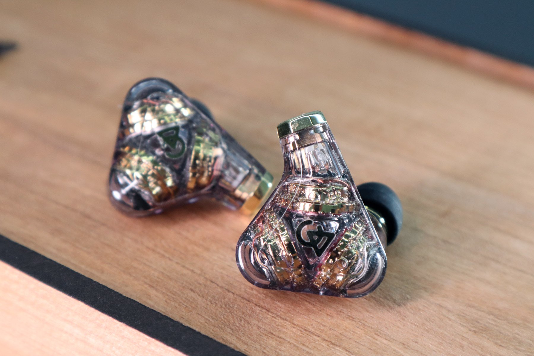 Campfire Audio 的「星座」系列耳機深得大家的認同，品牌近年積極開拓別開生面的產品，繼首對平板單元耳機 Supermoon，和世界首款採用「雙腔室動鐵」的 Astell&Kern 聯乘作 Pathfinder 之後，被喻為第 3 部曲的作品 Trifecta 也正式面世。今次廠方特別推出香港限定版本，外殼選用煙燻色呈半透明狀態，而不鏽鋼的出音嘴也添上了黃金 PVD 塗層，全港限量 80 對，具有獨立編號卡。