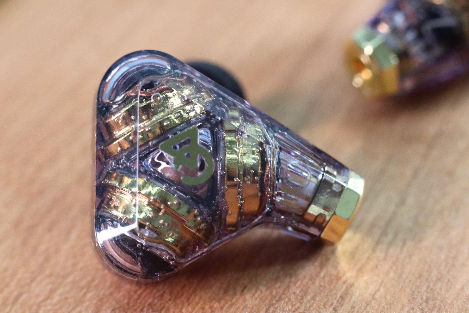 Campfire Audio 的「星座」系列耳機深得大家的認同，品牌近年積極開拓別開生面的產品，繼首對平板單元耳機 Supermoon，和世界首款採用「雙腔室動鐵」的 Astell&Kern 聯乘作 Pathfinder 之後，被喻為第 3 部曲的作品 Trifecta 也正式面世。今次廠方特別推出香港限定版本，外殼選用煙燻色呈半透明狀態，而不鏽鋼的出音嘴也添上了黃金 PVD 塗層，全港限量 80 對，具有獨立編號卡。