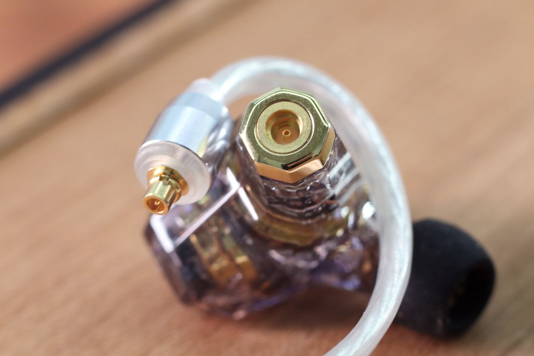 Campfire Audio 的「星座」系列耳機深得大家的認同，品牌近年積極開拓別開生面的產品，繼首對平板單元耳機 Supermoon，和世界首款採用「雙腔室動鐵」的 Astell&Kern 聯乘作 Pathfinder 之後，被喻為第 3 部曲的作品 Trifecta 也正式面世。今次廠方特別推出香港限定版本，外殼選用煙燻色呈半透明狀態，而不鏽鋼的出音嘴也添上了黃金 PVD 塗層，全港限量 80 對，具有獨立編號卡。