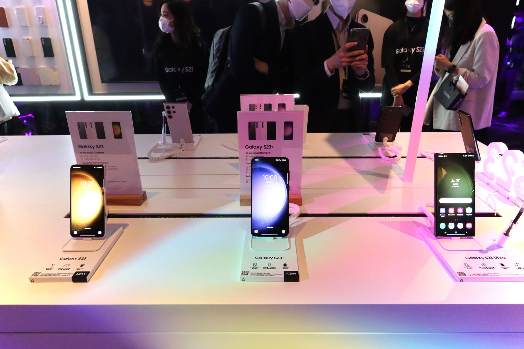 Samsung 在香港舉辦 Galaxy S23 系列手機發佈會，無論是 Galaxy S23、S23+ 或 S23 Ultra 都提供 4 款顏色可以選擇，同時公佈了規格、售價和推出日期。