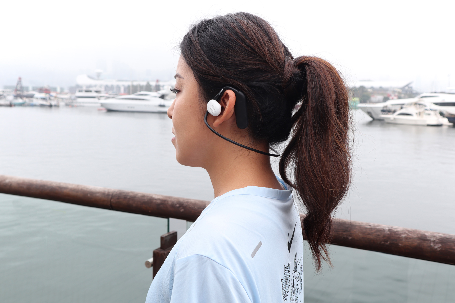 Sony 早前發佈的 Float Run 終於登陸香港，是全新類型「Off-Ear 離耳式」耳機，採用了特殊的開放式設計，主要目的是讓用家在做運動的時候，帶來無壓力的聆聽體驗。