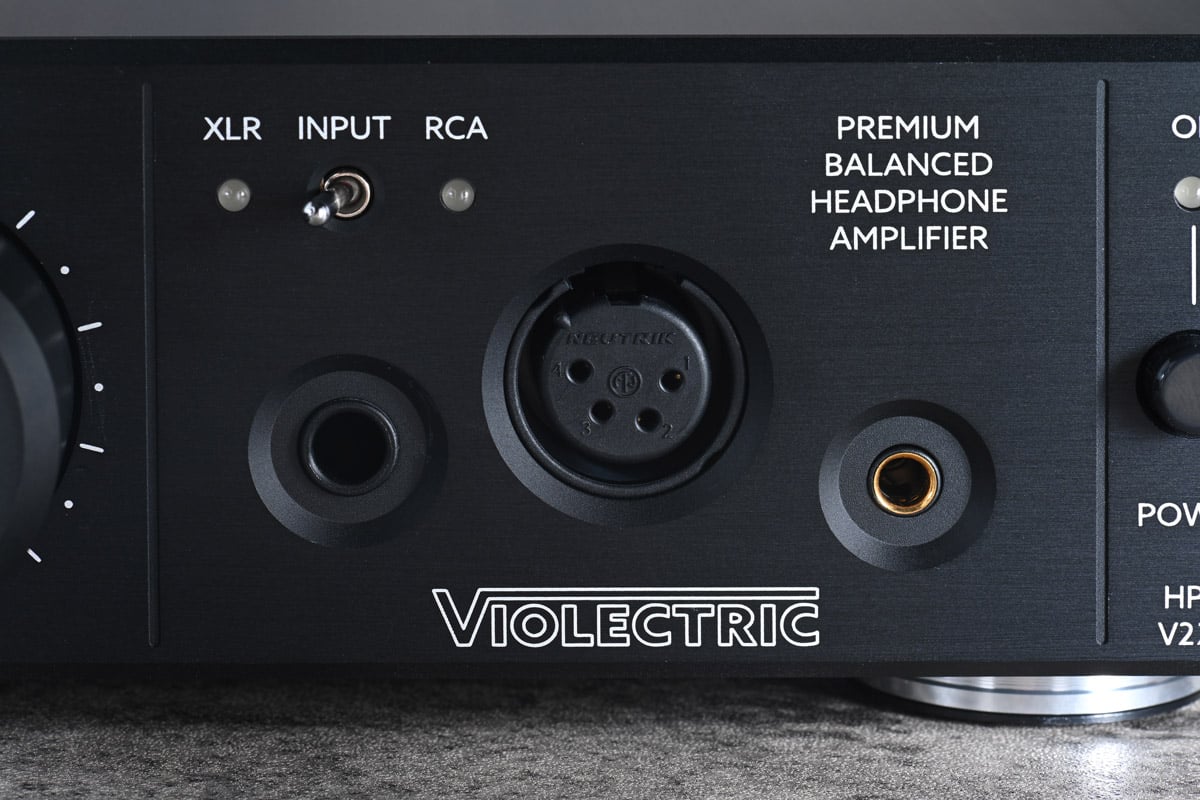 德國錄音室器材大廠 Lake People 旗下的 Violectric 推出過不少話題作品，今次評測的 HPA V222 和 HPA V202  座檯耳擴，匯聚了 V200、V220、V280 和 V281 的成功元素與技術基礎，再進行重點改良。憑著高達 50V 和 60V 的電壓放大，確保了充足驅動力，推大耳牛亦相當輕鬆。