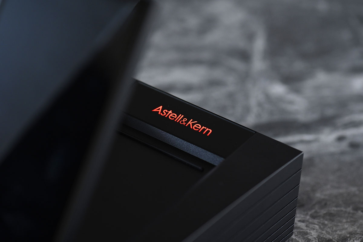 韓國高清播放器品牌 Astell&Kern 多年來除了專注個人音響領域，推出多款大受歡迎的 DAP 之外，近年更積極拓展版圖，推出了面向家用音響和頭戴式耳機用家市場的 ACRO 系列。今次系列最新作 ACRO CA1000T 更配備了兩枚 ESS 社最新的旗艦解碼晶片 ES9039MPRO Dual-DAC，配合 AK 的三混合放大器模式，可以發揮最強效能，同時提供到富音樂味的音色。