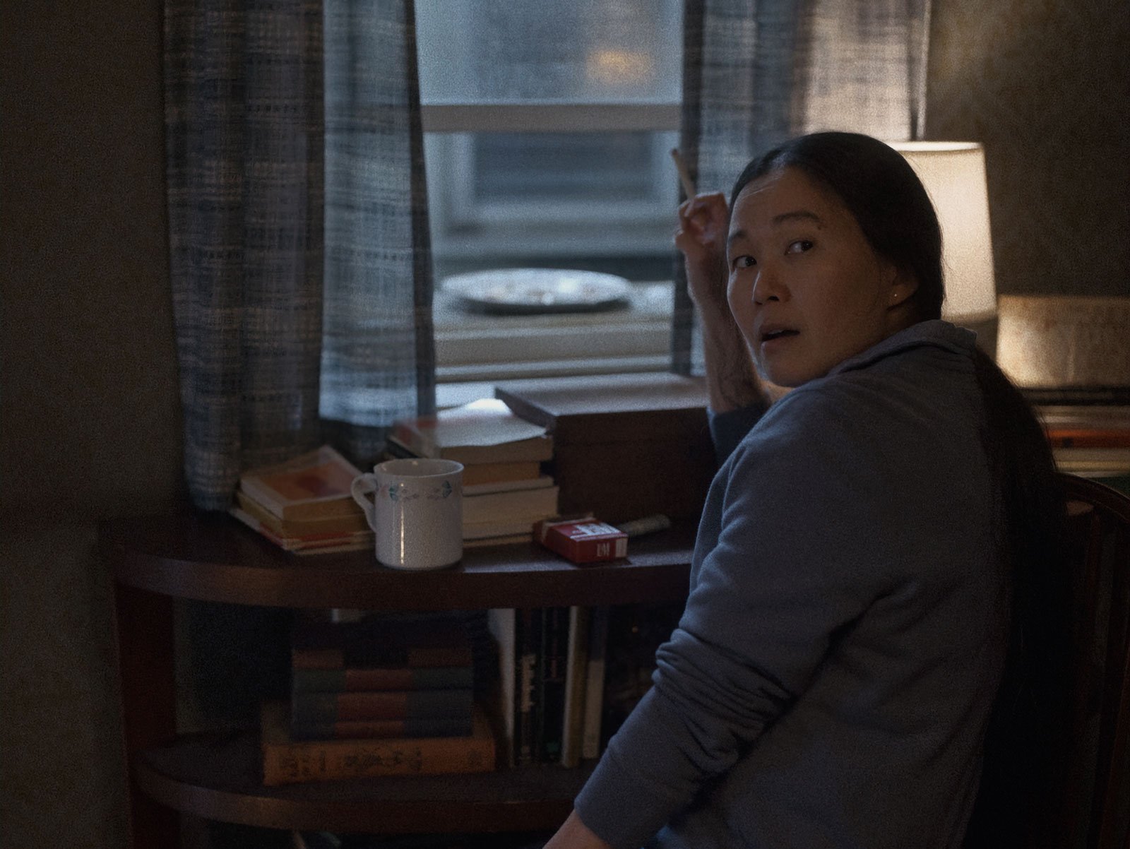 《鯨》（The Whale）跟導演 Darren Aronofsky 前作《媽媽！》（Mother!）有很多類同的地方，同是單一場景，幾個角色不斷出出入入，觀眾看著主角逐步崩潰，最後犧牲。不同的是，《媽媽！》Jennifer Lawrence 的角色是不斷被環境和其他角色折磨，《鯨》的 Charlie（Brendan Fraser）是自我放棄，拒絕被拯救。《鯨》可以有一道副題，就借 Jer 的歌名一用——自毁的程序。