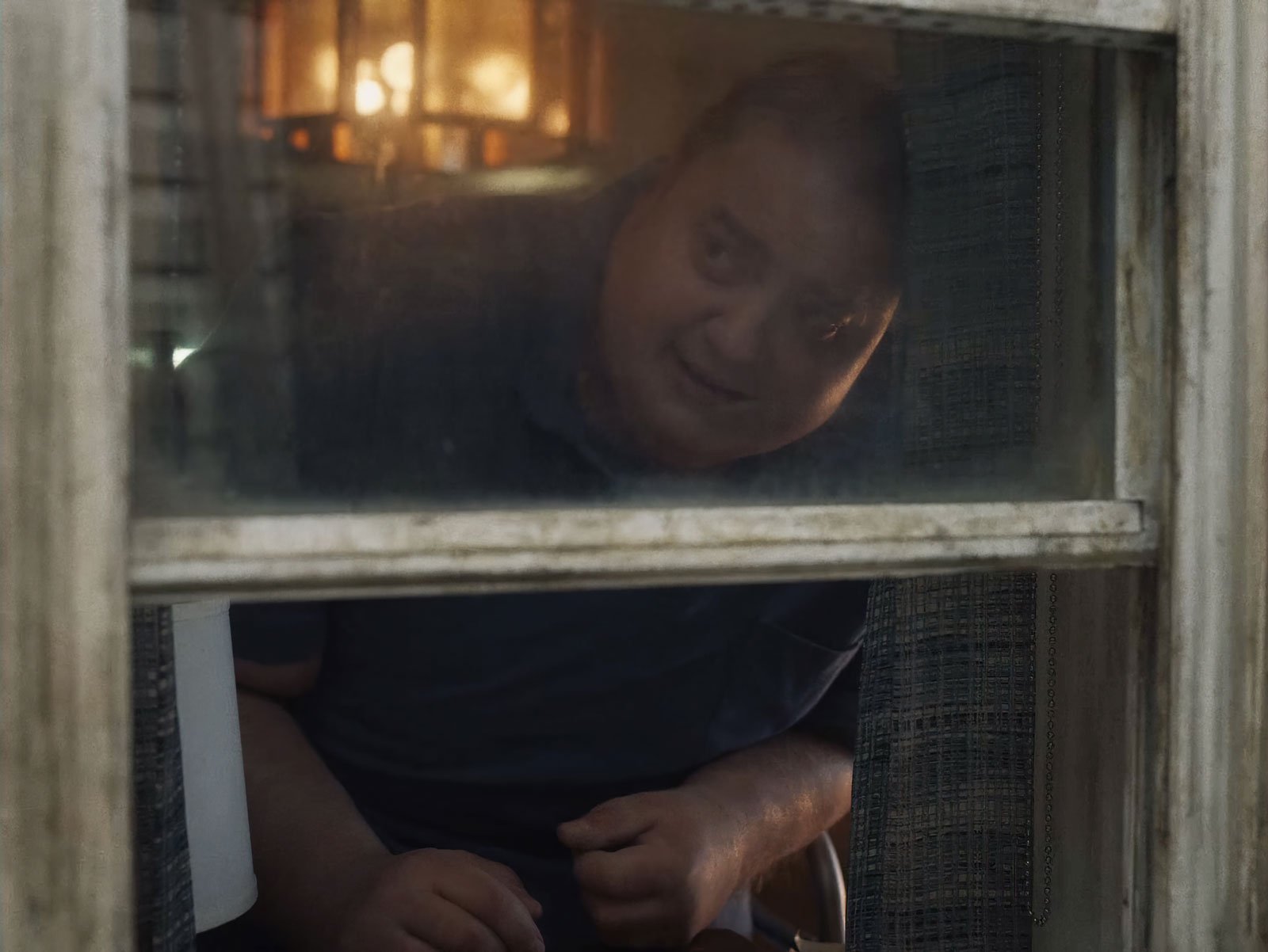 《鯨》（The Whale）跟導演 Darren Aronofsky 前作《媽媽！》（Mother!）有很多類同的地方，同是單一場景，幾個角色不斷出出入入，觀眾看著主角逐步崩潰，最後犧牲。不同的是，《媽媽！》Jennifer Lawrence 的角色是不斷被環境和其他角色折磨，《鯨》的 Charlie（Brendan Fraser）是自我放棄，拒絕被拯救。《鯨》可以有一道副題，就借 Jer 的歌名一用——自毁的程序。