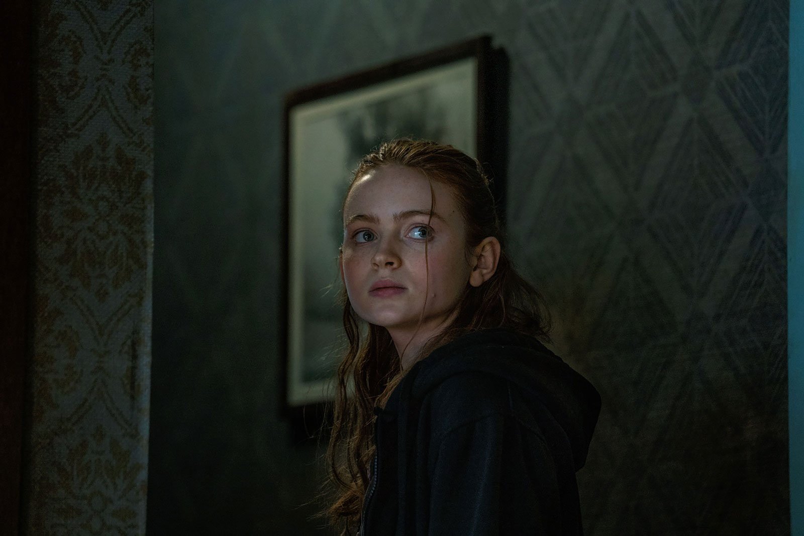 《鯨》（The Whale）跟導演 Darren Aronofsky 前作《媽媽！》（Mother!）有很多類同的地方，同是單一場景，幾個角色不斷出出入入，觀眾看著主角逐步崩潰，最後犧牲。不同的是，《媽媽！》Jennifer Lawrence 的角色是不斷被環境和其他角色折磨，《鯨》的 Charlie（Brendan Fraser）是自我放棄，拒絕被拯救。《鯨》可以有一道副題，就借 Jer 的歌名一用——自毁的程序。