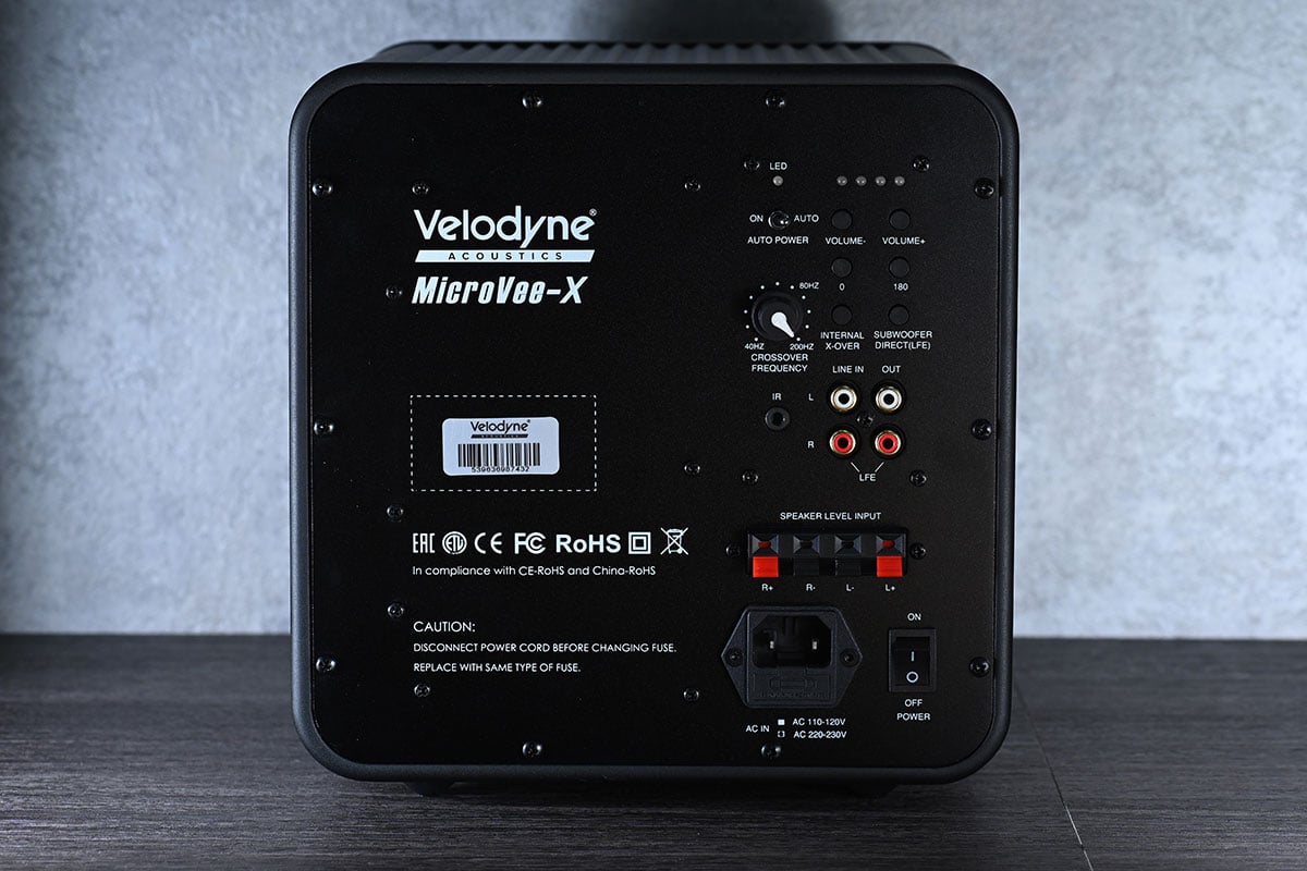 Velodyne Acoustics 的超低音喇叭一向都有不少擁躉，當中 MicroVee 更加是蝸居用家至愛的超低音之一，小巧強勁，自推出以來一直大受歡迎。今次 MicroVee X 同樣採用了大約 23cm 立方的迷你箱身，不過在 3 組 6.5 吋主動、輻射單元以及 Velodyne 的專利技術加持之下，依然可以帶來相當出色的低頻效果。