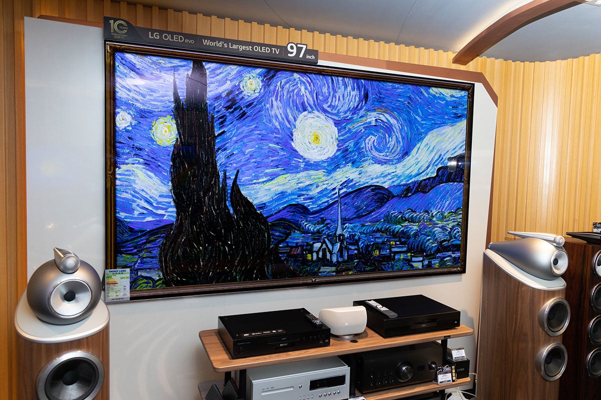 想親身體驗一下全球最大的家用 OLED TV 畫面有幾震撼？而家就有機會。LG 97G2 這款全球最大的 OLEDevo 系列電視已經率先獨家登陸 AV Life 位於中環太子大廈、銅鑼灣 SOGO 以及沙田新城市廣場三間分店，現場就可以睇到 97 吋 OLED 特大屏幕的效果。