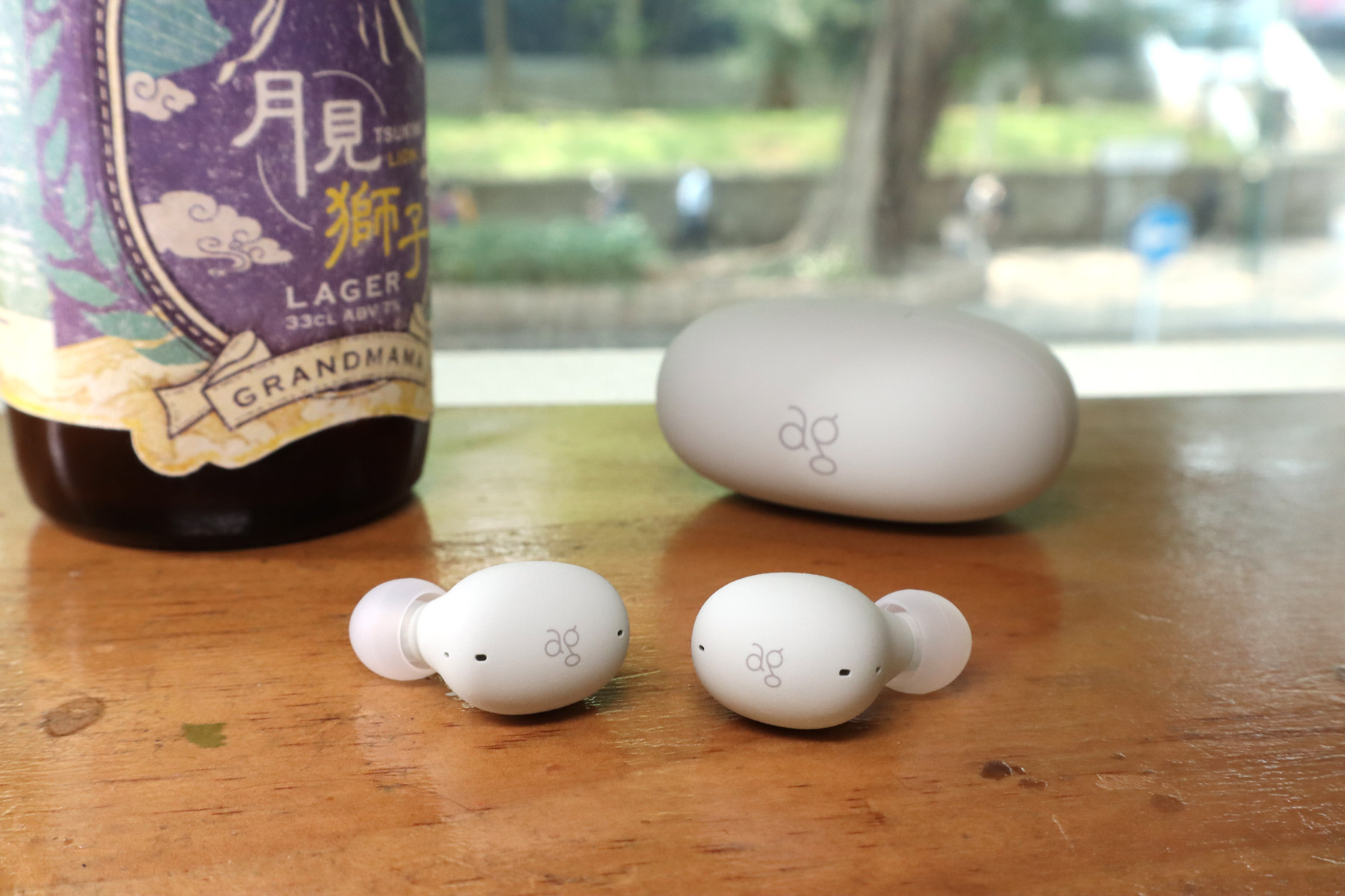 ag 短短成立 4 年，已成為日本國民心目中數一數二的受歡迎品牌。繼 PITA、COTSUBU 之後，最新推出的 UZURA 採用 3D 蛋形設計，提供更舒適的佩戴體驗。
