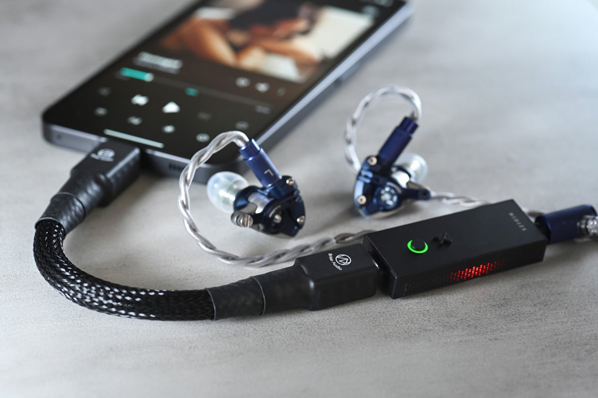 日本品牌 Brise Audio 以生產音響線材起家，其後推出的耳機線，一直獲得不錯的評價。有鑑於近年很多器材採用 USB-C 為連接，因此品牌作出了新的嘗試，開發全新 ACCURATE-USB 數碼傳輸線材系列，用上特種高純度單晶銅為導體，更加入了引以為傲的多重屏蔽技術，還有特別的全新插頭及相關配置。