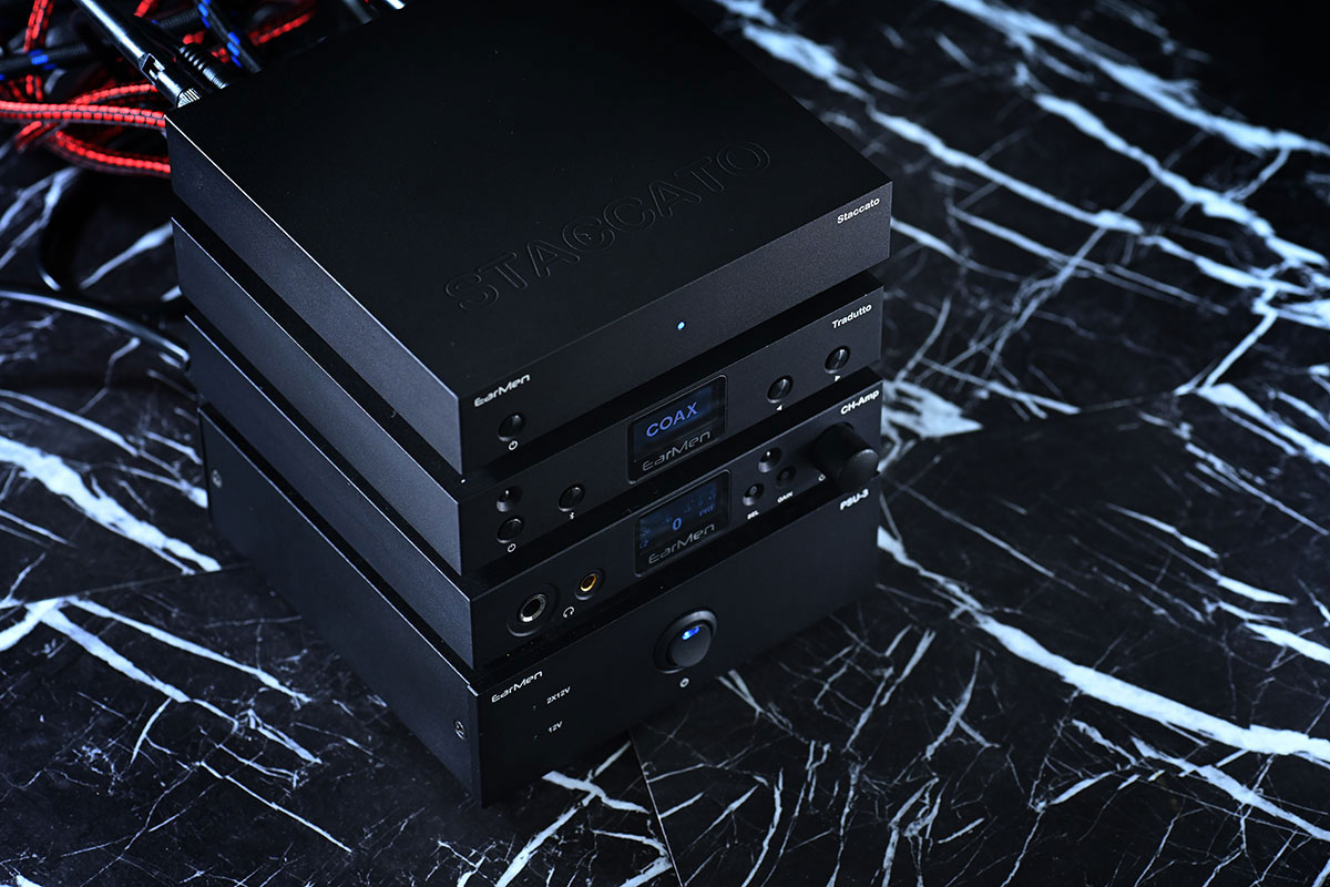 自從之前視聽展亮相之後，EarMen 推出的 Stack 迷你耳機 Hi-Fi 組合就吸引了不少用家注意。小巧精緻的設計，可以讓用家靈活配搭同時整齊劃一的外形，仿似將傳統 Hi-Fi 音響微縮之後放在桌面使用。單是外形已經相當有吸引力，至於功能和音效表現，今次就同大家詳細測試一下。