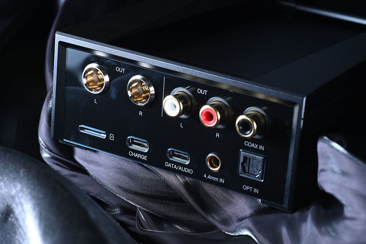 AK ACRO CA1000T 屬於多功能一體式音響系統，具備了音樂串流和檔案播放功能，也內置了耳擴和前級處理，支援 USB DAC 等解碼功能。更是同類產品當中首款配備了兩組 ESS 最新旗艦解碼晶片 ES9039MPRO 的播放器。原生支援 MQA Full decoder 16×  解碼，也提供了市場首創的混合放大模式 Hybrid AMP。