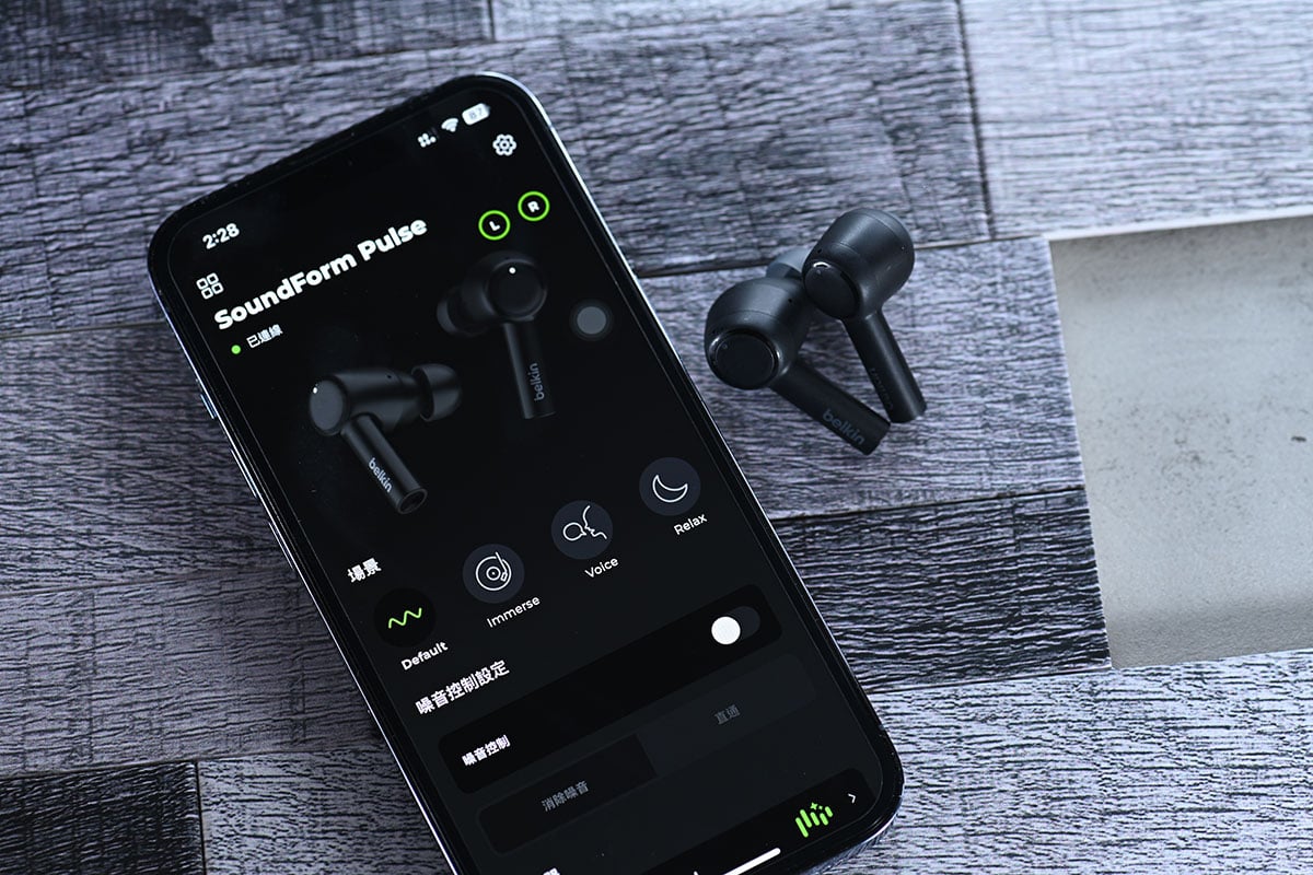 Belkin 最新推出的 SOUNDFORM Pulse 屬於自家中階真無線耳機系列，延續了 Belkin 一向功能豐富的優點，除了採用 12mm 動圈單元、具備 ANC 降噪、IPX5 防水、7 小時電量、無線充電等規格之外，還支援多點連接、在兩個裝置之間無縫切換，更可通過 SOUNDFORM App 設定 EQ 等各種功能，相當實用。