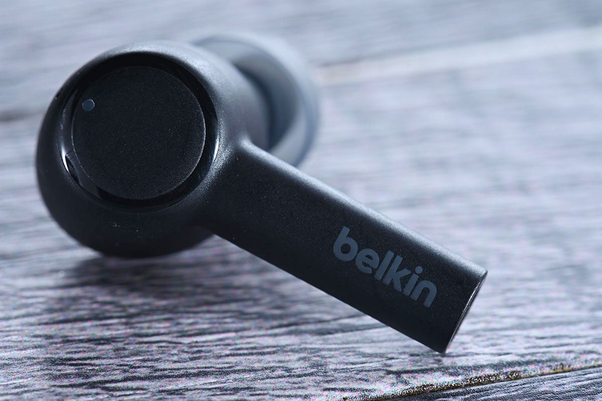 Belkin 最新推出的 SOUNDFORM Pulse 屬於自家中階真無線耳機系列，延續了 Belkin 一向功能豐富的優點，除了採用 12mm 動圈單元、具備 ANC 降噪、IPX5 防水、7 小時電量、無線充電等規格之外，還支援多點連接、在兩個裝置之間無縫切換，更可通過 SOUNDFORM App 設定 EQ 等各種功能，相當實用。