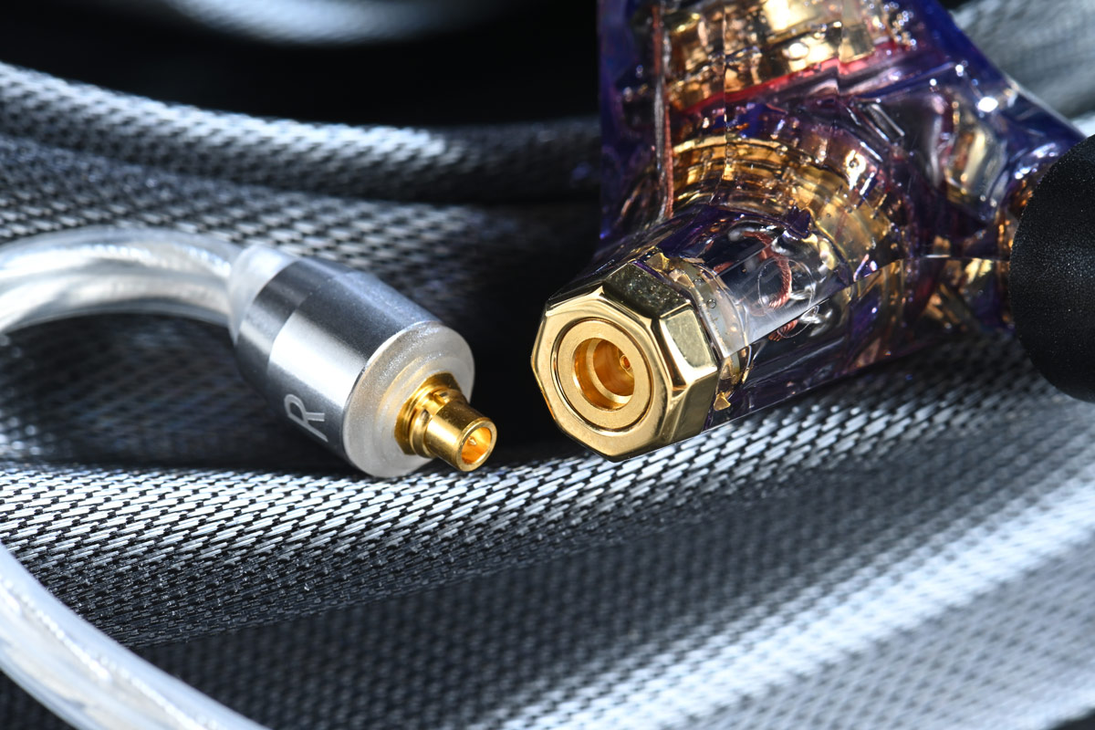 Campfire Audio 推出旗下首款三動圈耳機 Trifecta，集品牌多年來於氣壓調控的研究成果，當中牽涉到複雜的聲學處理，詳情不妨看回之前的報導。這篇文章將特別著墨於佩戴感和聽感體驗。