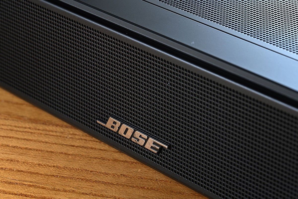 繼之前的高階 Smart Soundbar 900 之後，Bose 最新推出的中階系列 Smart Soundbar 600 也引入了向上發聲單元，可以完整支援 Dolby Atmos 音效。而且配備 TrueSpace 技術，可以將所有播放的內容向上轉換為 3D 聲效輸出，加上一系列豐富的音樂串流功能，$5,000 樓下的價位，相當有吸引力。