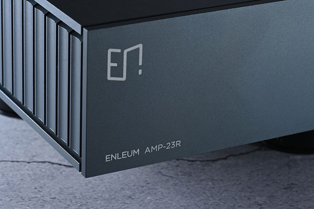 Enleum 是韓國品牌，在 2021 年將總部遷往美國矽谷，成為一家美國公司，重新開始。Enleum 的所有設備都是在美國加州設計、韓國製造，今次測試的 AMP-23R 是合併擴音機也是耳擴，緊湊的機身設計卻有 Class AB 的高質放大輸出，作為 Enleum「重啟」後的重磅頭炮，今次就實試一下表現如何。